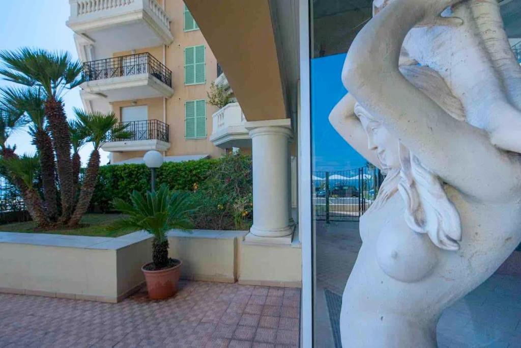 Superbe Studio Avec Terrasse En Front De Mer مينتون المظهر الخارجي الصورة