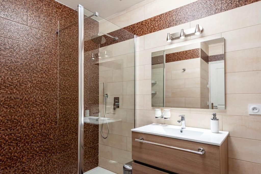 Superbe Studio Avec Terrasse En Front De Mer مينتون المظهر الخارجي الصورة